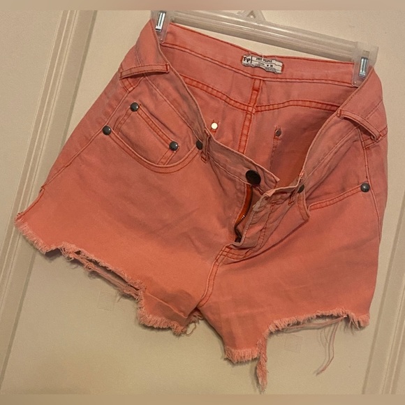Free People Sz-28”Waist Distressed Peach Jean Shorts w/Unfinished Hem, Well Worn - Picture 9 of 16